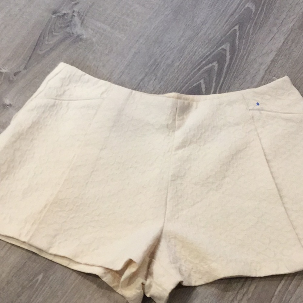 Forever 21… Cute Lace Look SHORTS……32”